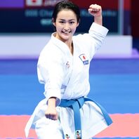 えげつないメイクのものまねを前にしても、爽やかな笑顔で応えた清水さん。空手形のポーズも披露した。写真：アフロスポーツ