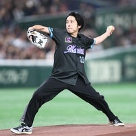 迷いなく左腕を振り抜いた二宮さん。鮮やかなノーバウンド投球で始球式を盛り上げた。写真：産経新聞社