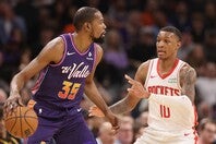 同じ痩身のフォワードとして、スミスJr.(右)はデュラント(左)を参考にしてきたという。来季は間近で学ぶチャンスだ。(C)Getty Images
