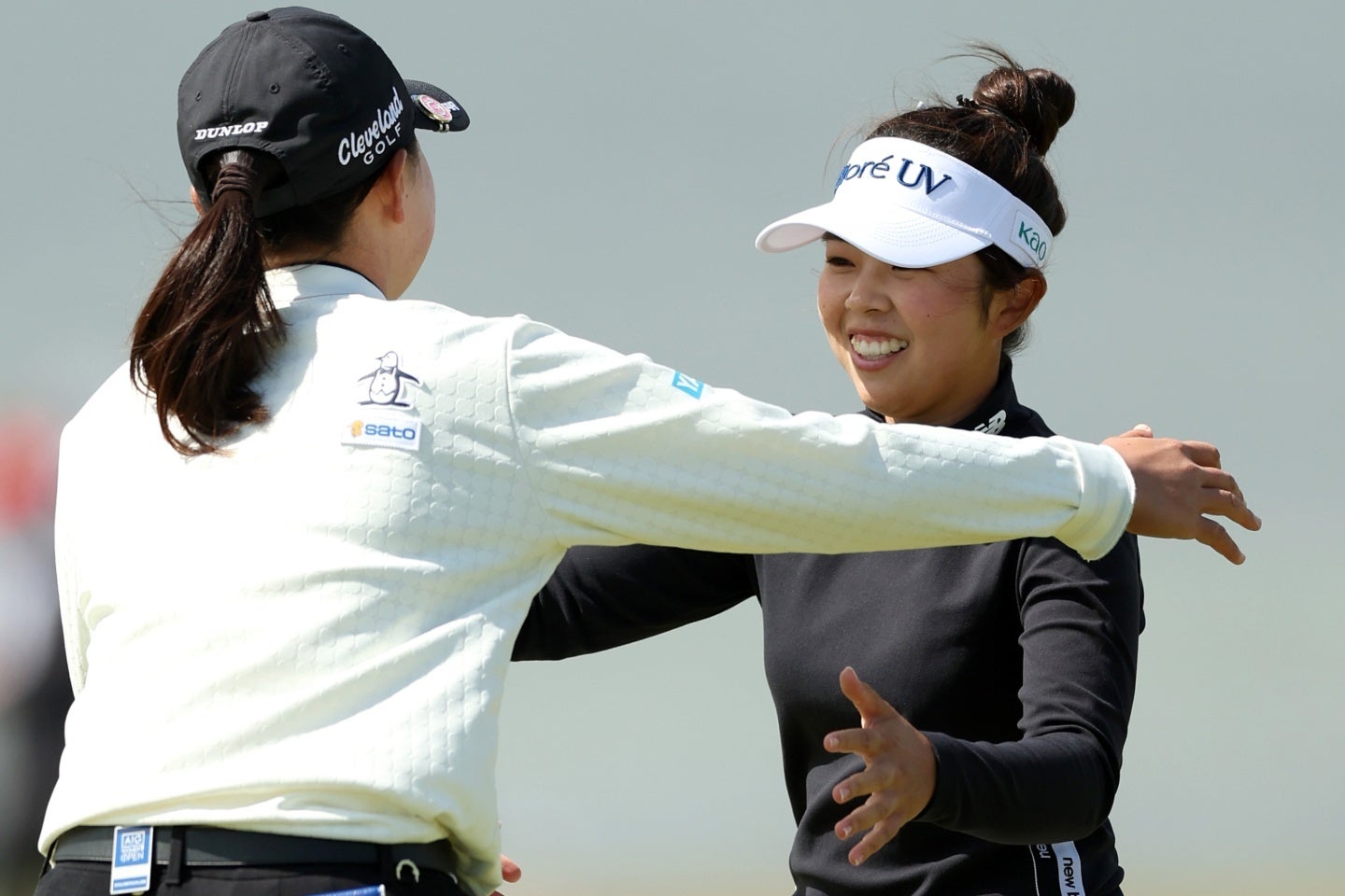 単独首位に立った山下（右）は２位で終えた竹田（左）と喜びを分かち合った。(C) Getty Images