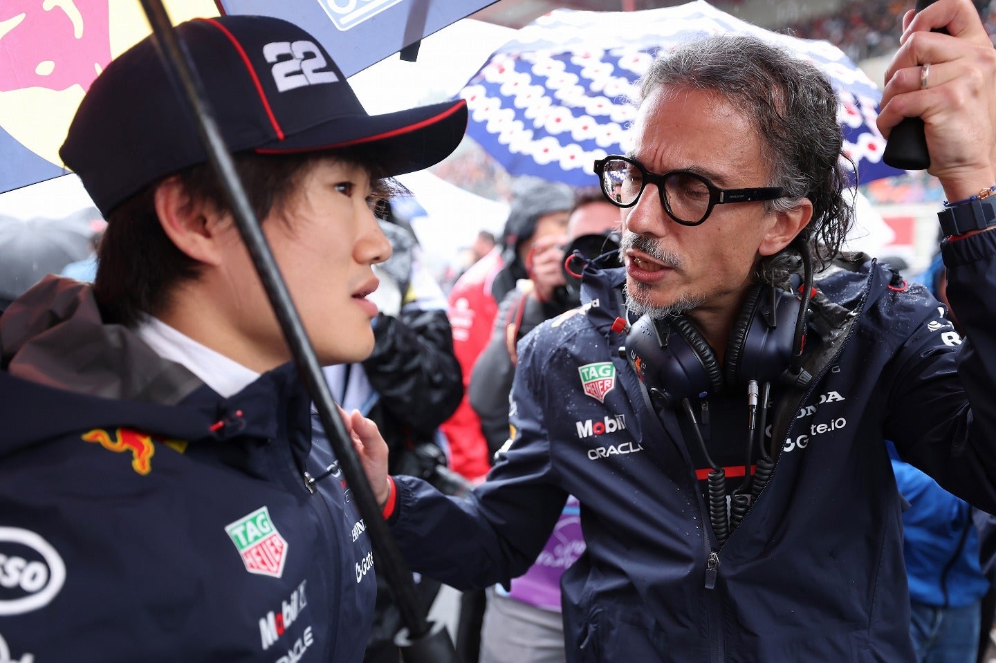 角田（左）の残留に向けてサポートしていく姿勢を見せたメキース代表（右）。(C) Getty Images
