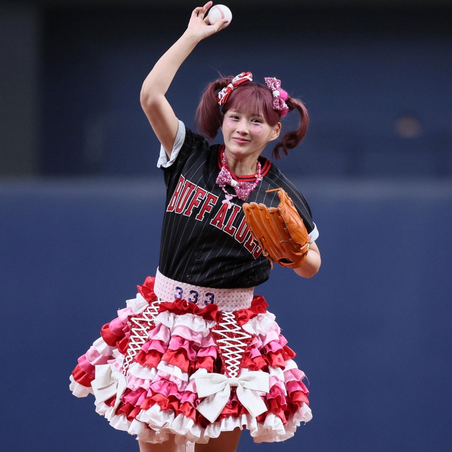 スタンドのキッズからの大声援を受けたしなこさん。３日前のハマスタに続く“大役”をこなした。写真：産経新聞社