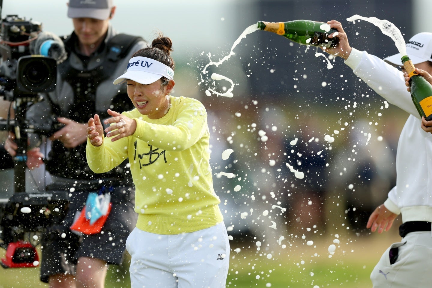全英女子OPを初Vした山下。歓喜のシャンパンファイトを日本人ゴルファーから浴びた。(C) Getty Images