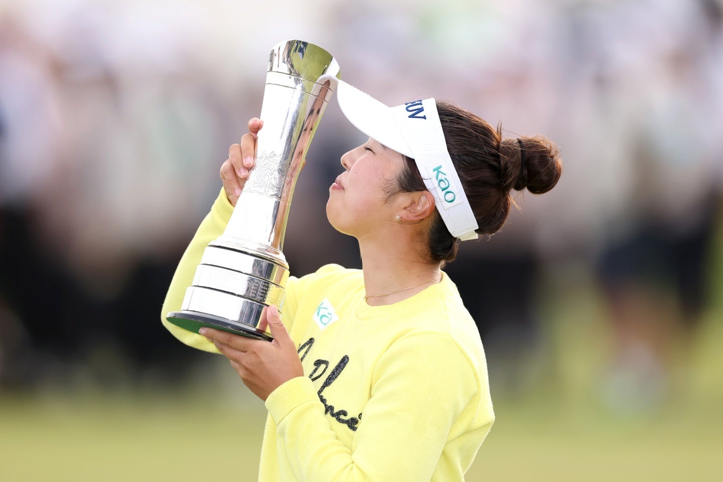 山下は全英女子OPを初制覇。優勝トロフィーにキスした。(C)Getty Images