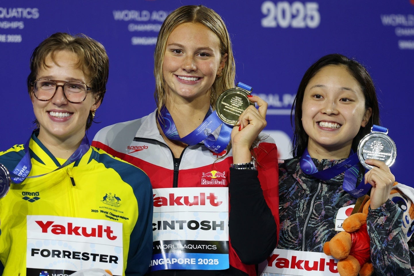 18歳の成田（右）が世界水泳で初の銀メダルを獲得した。(C)Getty Images