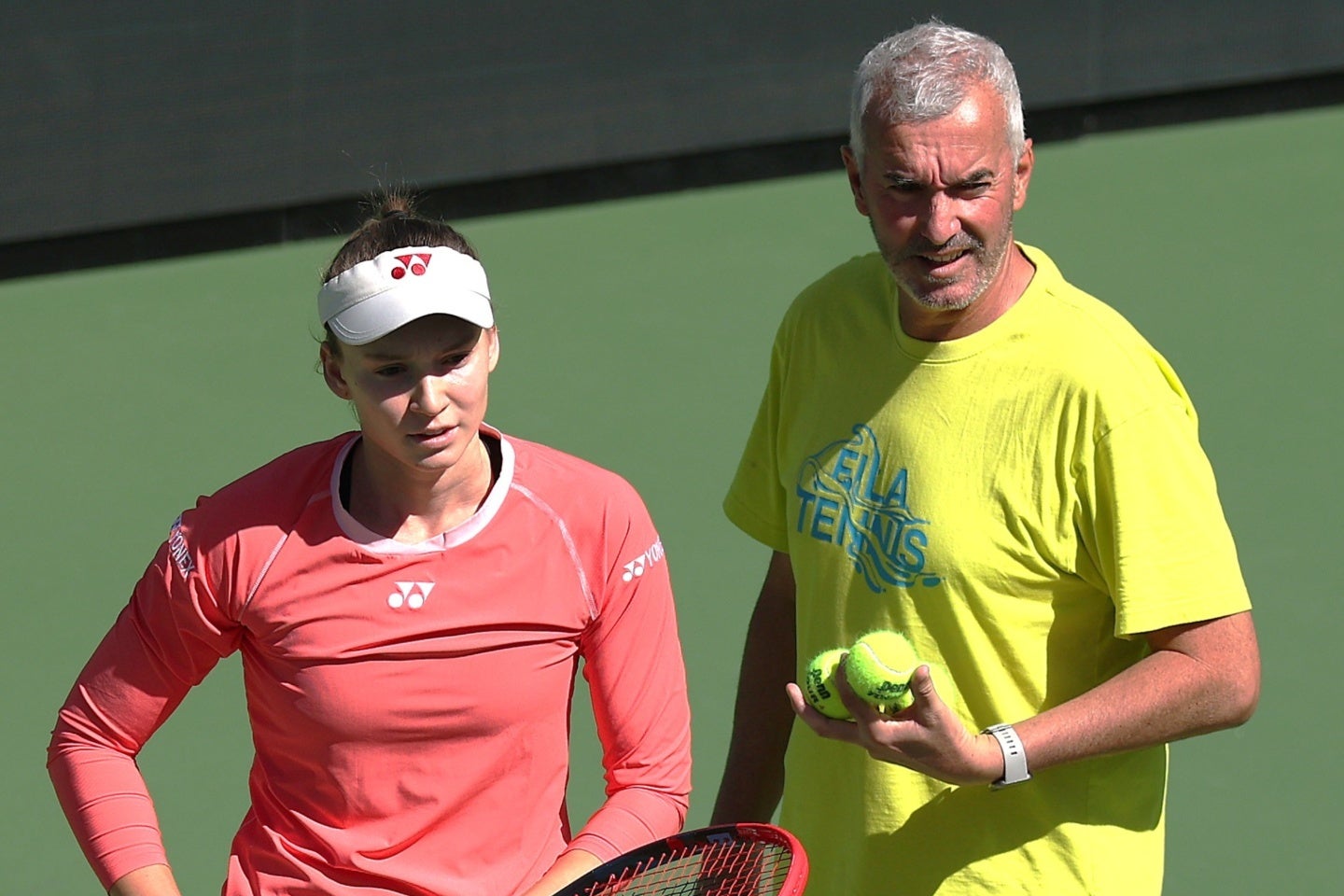 これまで主に男子選手を指導してきたサングネッティ氏（右）にとって、女子選手との取り組みは「新たなチャレンジ」だ。今年２月にルバキナ（左）と新たにタッグを組み、段階的に目標を設定していくという。（C）Getty Images