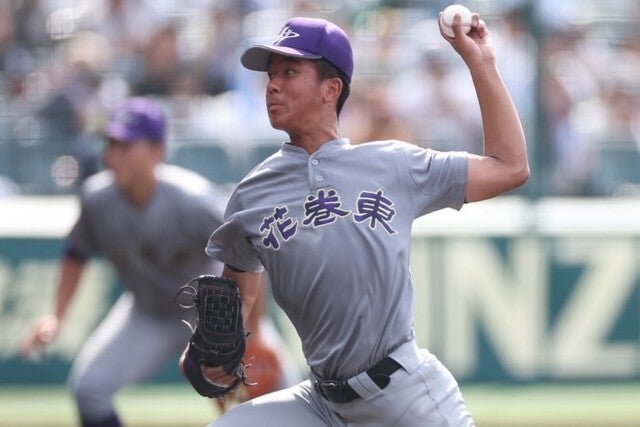 花巻東伝統の背番号17、萬谷が粘り強いピッチングで完投勝利。昨年準優勝の智弁和歌山相手に１点しか与えなかった。　写真：THE DIGEST写真部