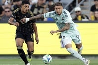 MLSで活躍するブラジル人選手のイゴール・ジェズス（左／LAFC）とラファエル・ナバーロ（右／コロラド）。(C) Getty Images