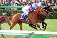 99年の有馬記念を制したグラスワンダー（７番）。同期のライバル・スペシャルウィークと幾度の名勝負を演じた。写真：産経新聞社