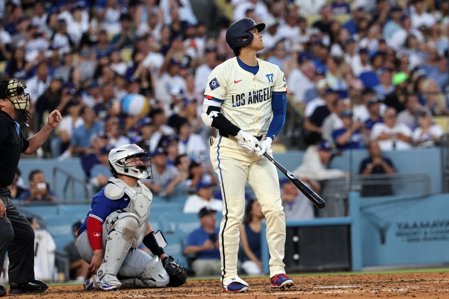 大谷は中堅バックスクリーンに40号アーチ。確信顔で打球を見届けた。(C) Getty Images
