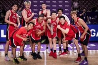 快勝で決勝トーナメント進出を決めた日本。試合MVPには富永が選ばれた。(C)FIBA