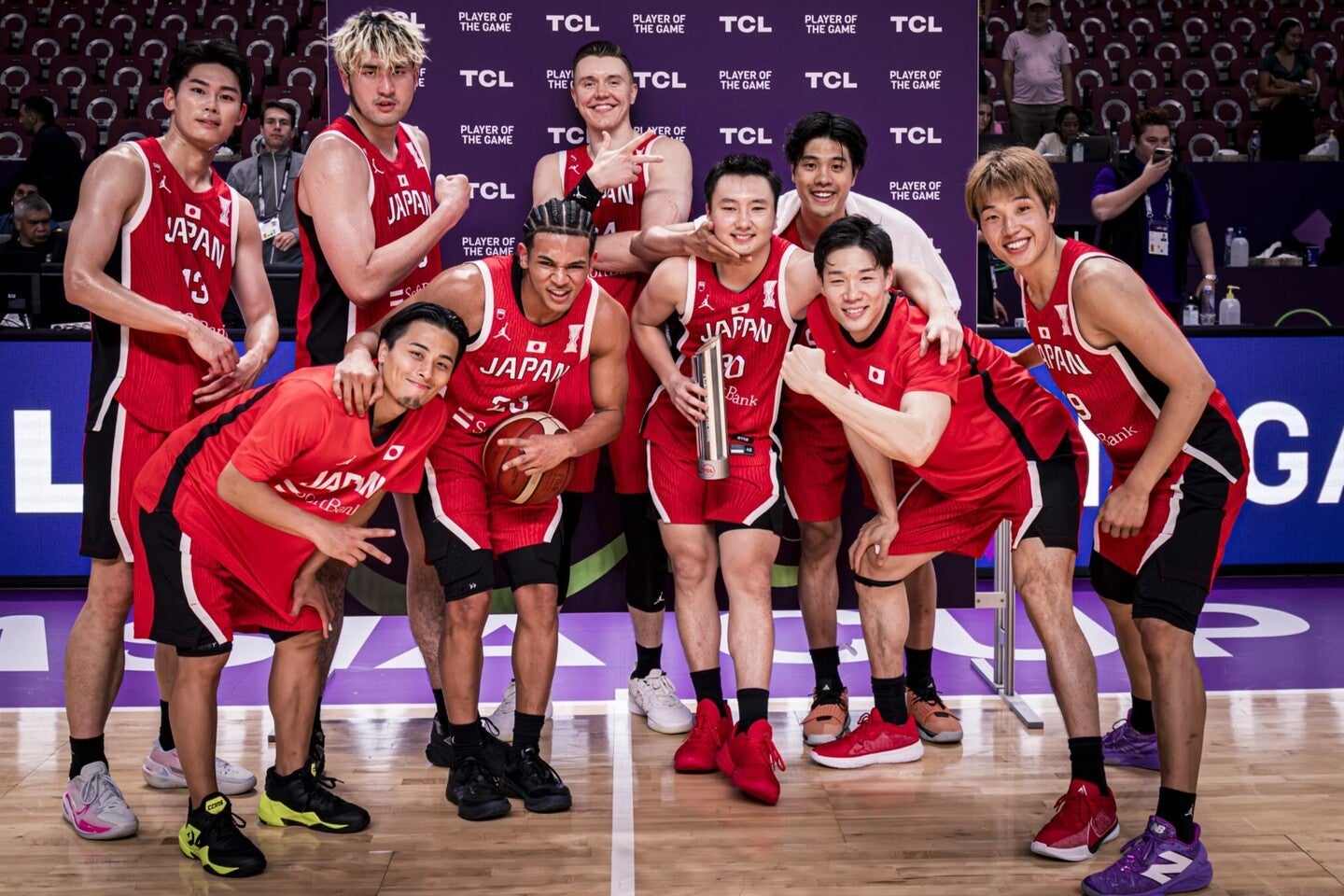 快勝で決勝トーナメント進出を決めた日本。試合MVPには富永が選ばれた。(C)FIBA