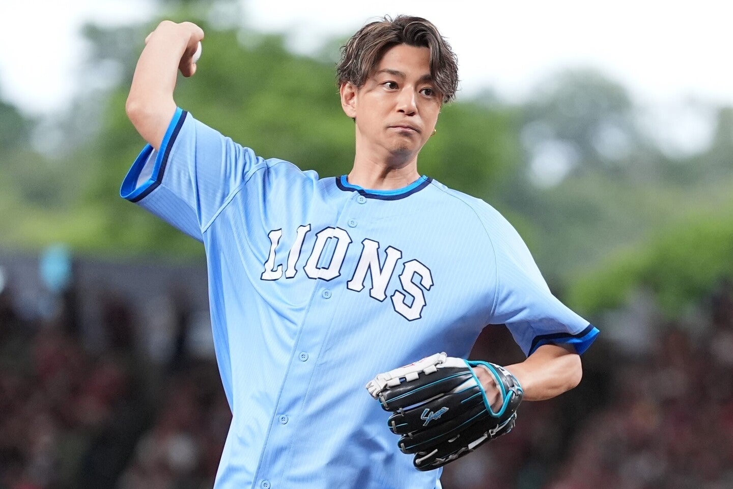 ベルーナドームで人生初の始球式を行なった俳優の三浦翔平さん。：球団提供