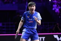 張本は世界王者の王楚欽から勝利。３年ぶりにWTTシングルス優勝を果たした。(C)WTT