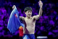 王楚欽から金星を挙げた張本。試合後にはユニホームを脱いで喜びを爆発させた。(C)WTT