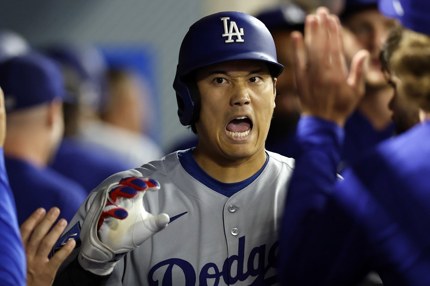 42号ホームランを放ってベンチで祝福される大谷。(C) Getty Images