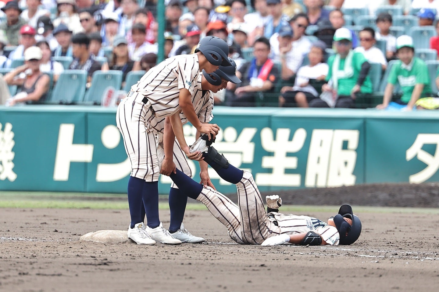 東大阪大柏原の藤原はセンター前ヒットを放ち、一塁塁上で倒れ込んだ。写真：梅月智史（THE DIGEST編集部）
