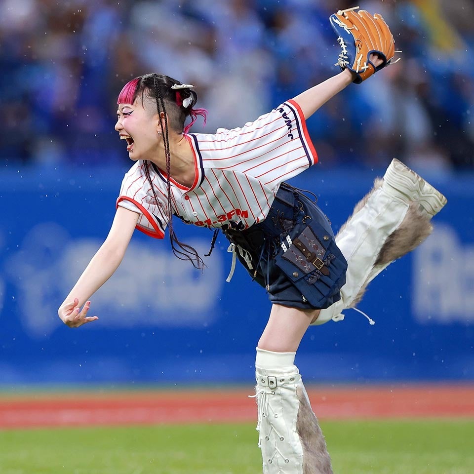 ヤクルト対DeNA戦で始球式を務めた詩羽さん。写真：産経新聞社
