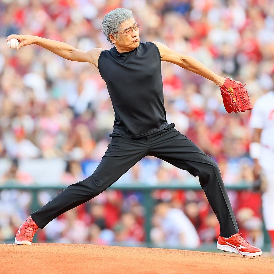 ピースナイターで始球式を務めた吉川晃司さん。写真：産経新聞社