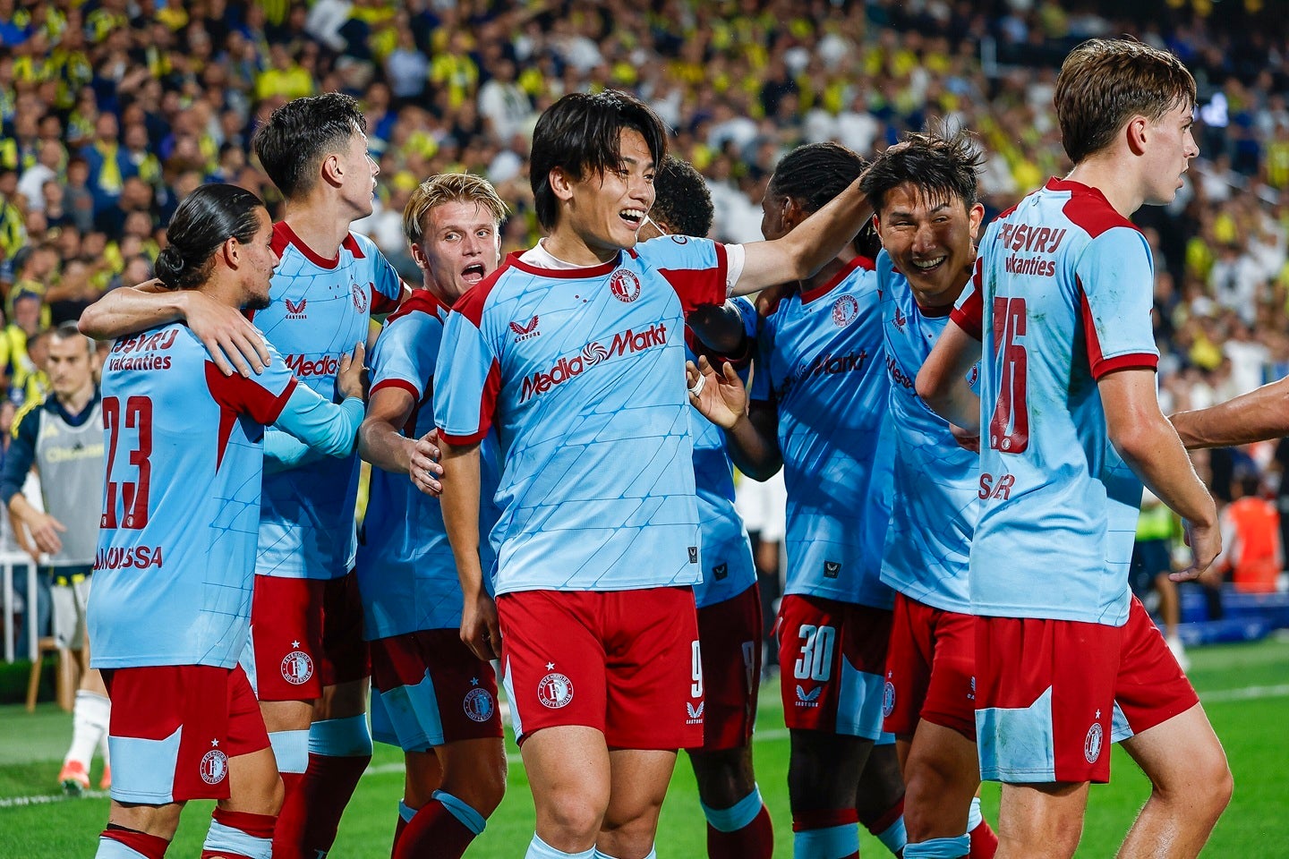 上田（中央）ら攻撃陣が決め手を欠いたフェイエノールトは、CL予選３回戦で敗退。ELに回ることとなった。(C) Getty Images