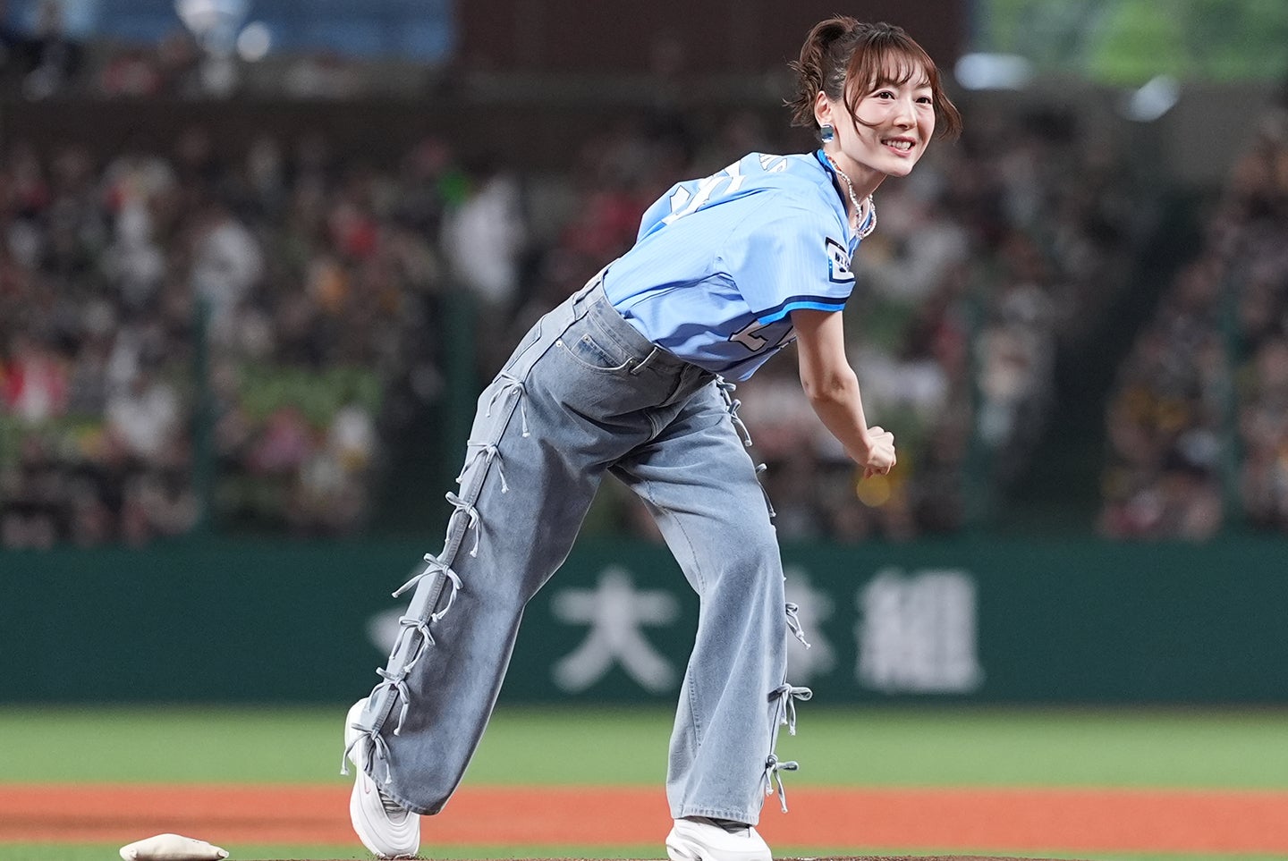 ８月14日の西武対ソフトバンク戦で始球式を務めた花澤香菜さん。(C)SEIBU Lions