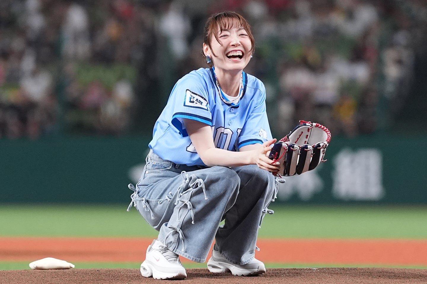 大暴投になり照れ笑いの花澤香菜さん。(C)SEIBU Lions
