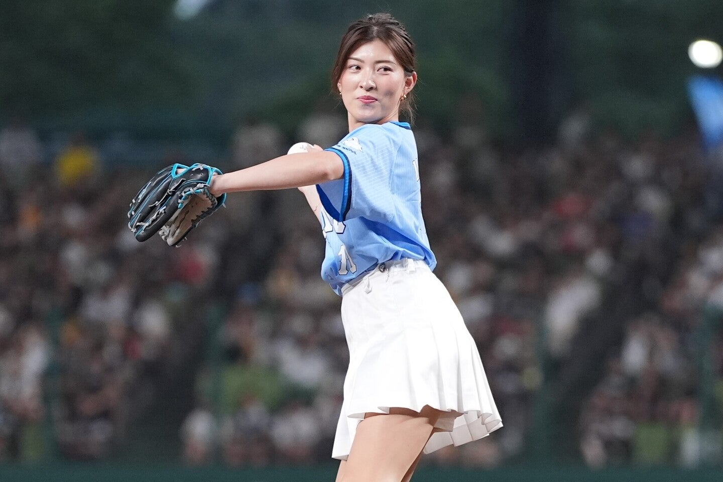 白のミニスカートを履いて始球式を行なった植手。写真：球団提供