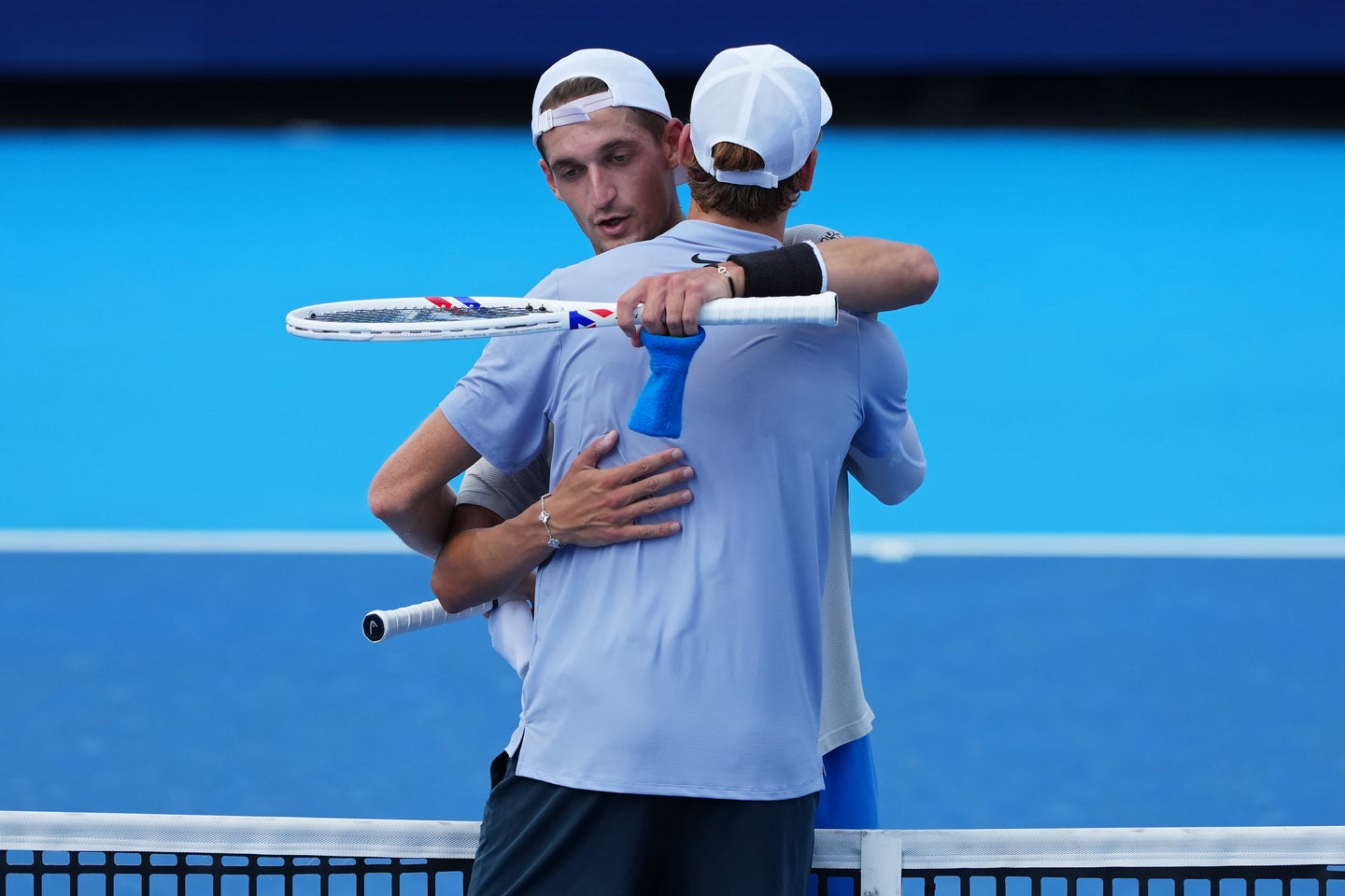 シナーの誕生日にポケモンカードと勝利をプレゼントしたアトマネ（左）。（C）Getty Images