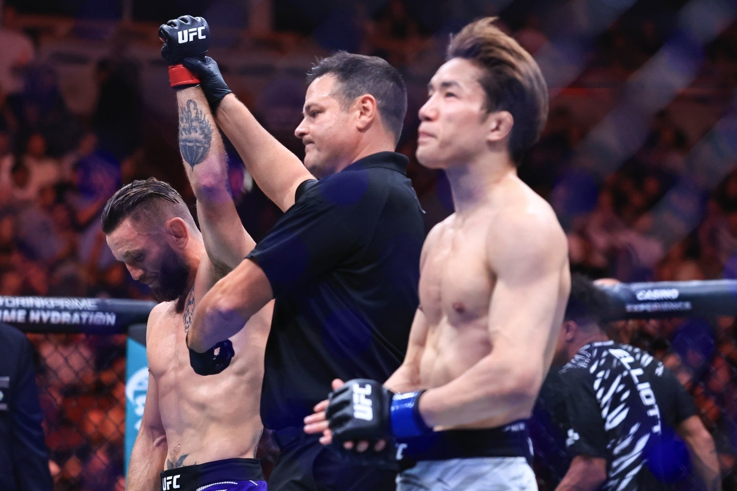 朝倉（手前）は再起戦を飾れず、UFC２連敗となった。(C) Getty Images