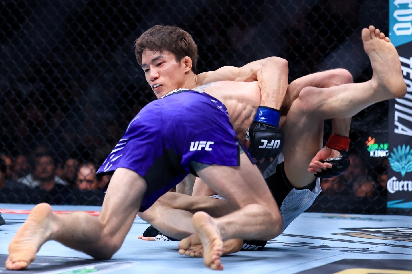 UFC２連敗となった朝倉（奥）。白星はまたもお預けとなった。(C) Getty Images