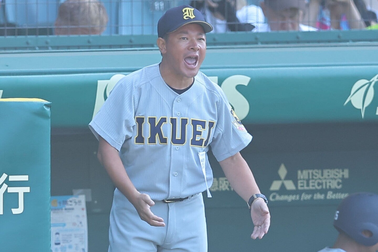 激戦の末に敗れた須江監督。試合後は相手の沖縄尚学の選手たちに直接エールを送っていた。写真：THE DIGEST写真部