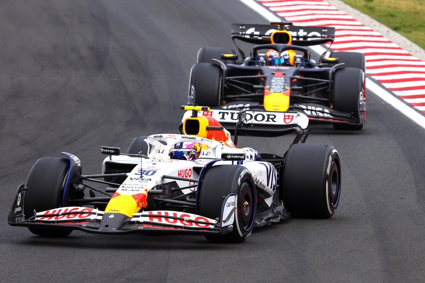 ハンガリーGP８位と健闘したローソン（手前）。フェルスタッペン（奥）はローソンを攻略できず９位に終わった。(C)Getty Images