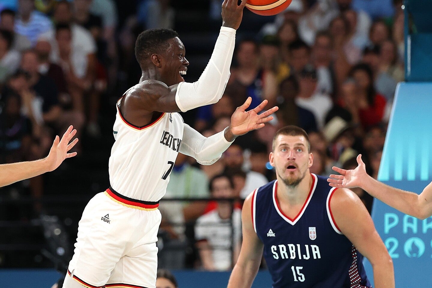 ドイツ代表のシュルーダー(左)が、セルビア代表でNBAでも活躍するヨキッチ(右)について言及した。(C)Getty Images