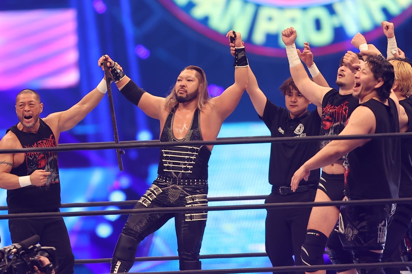 新日本プロレスのEVIL（左から２人目）を応援するため日本の歌姫が会場に現地観戦した。写真：福冨倖希