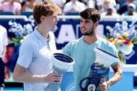 シンシナティ・オープン決勝でシナー（左）が体調不良で途中棄権し、アルカラス（右）が優勝。表彰式でシナーは観客に向けて「本当に申し訳ない」と謝罪した。（C）Getty Images