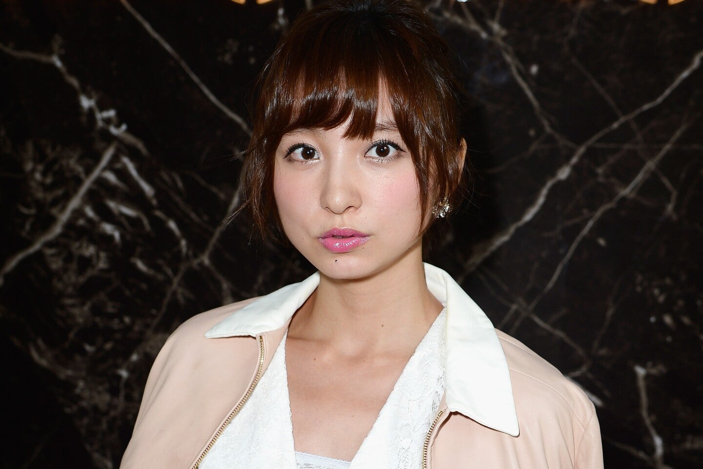 阪神の縦じまユニ姿をインスタグラムで公開した篠田さん。(C)Getty Images
