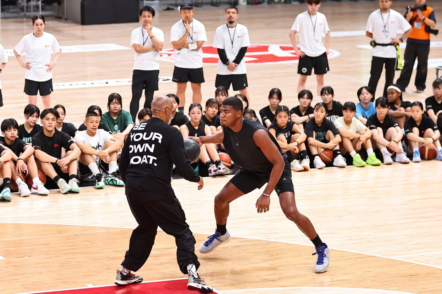 ワークアウトを実演する八村と、真剣な眼差しで見つめる参加者たち。写真：梅月智史（THE DIGEST編集部）