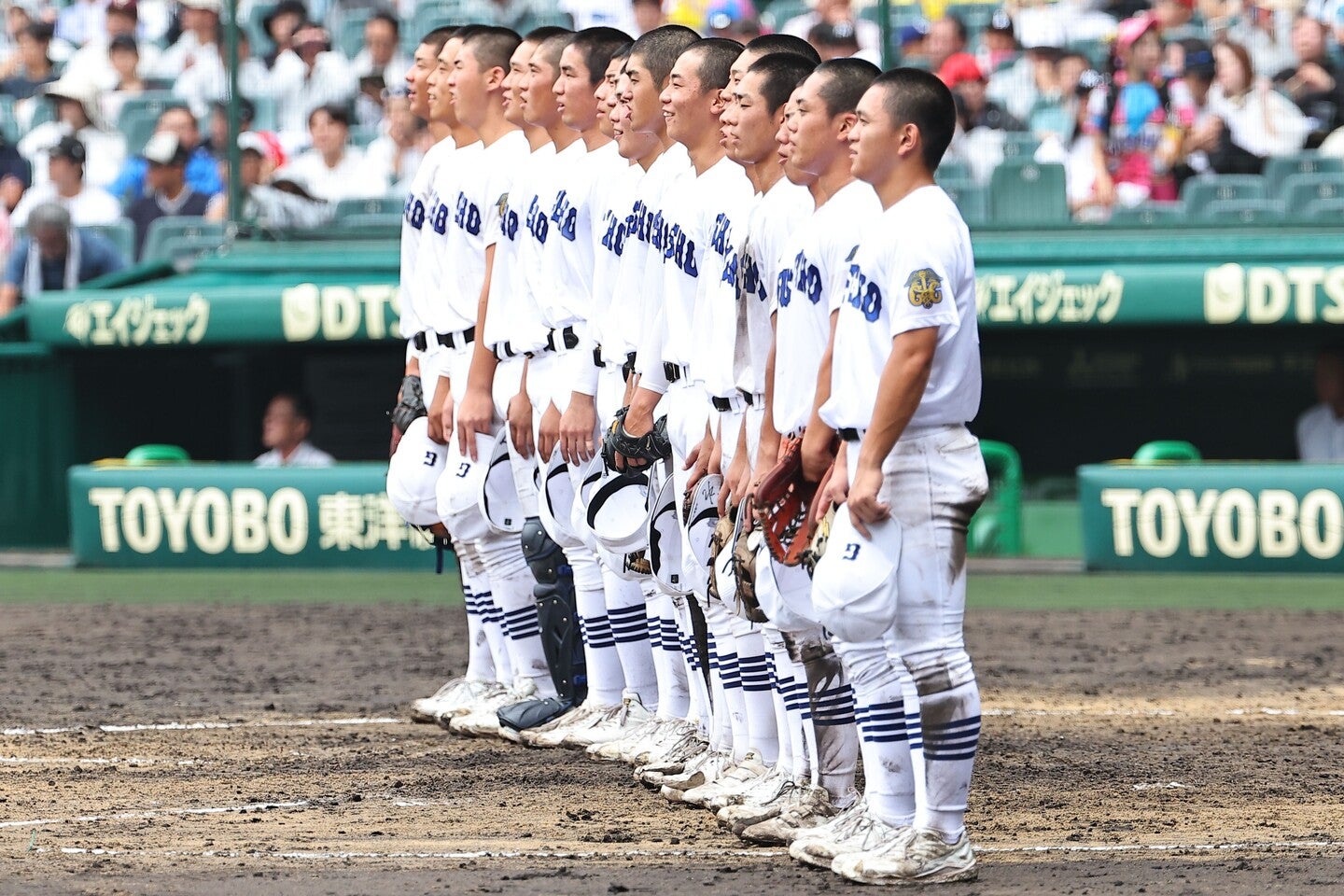８対７の“ルーズベルト・ゲーム”を制し、今大会３度目の校歌を歌った県岐阜商。1936年以来の夏制覇はなるか？　写真：THE DIGEST写真部