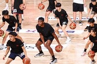 参加した中高生たちに、レイカーズでのエピソードも交えながら実演指導を行なった八村。写真：梅月智史（THE DIGEST編集部）