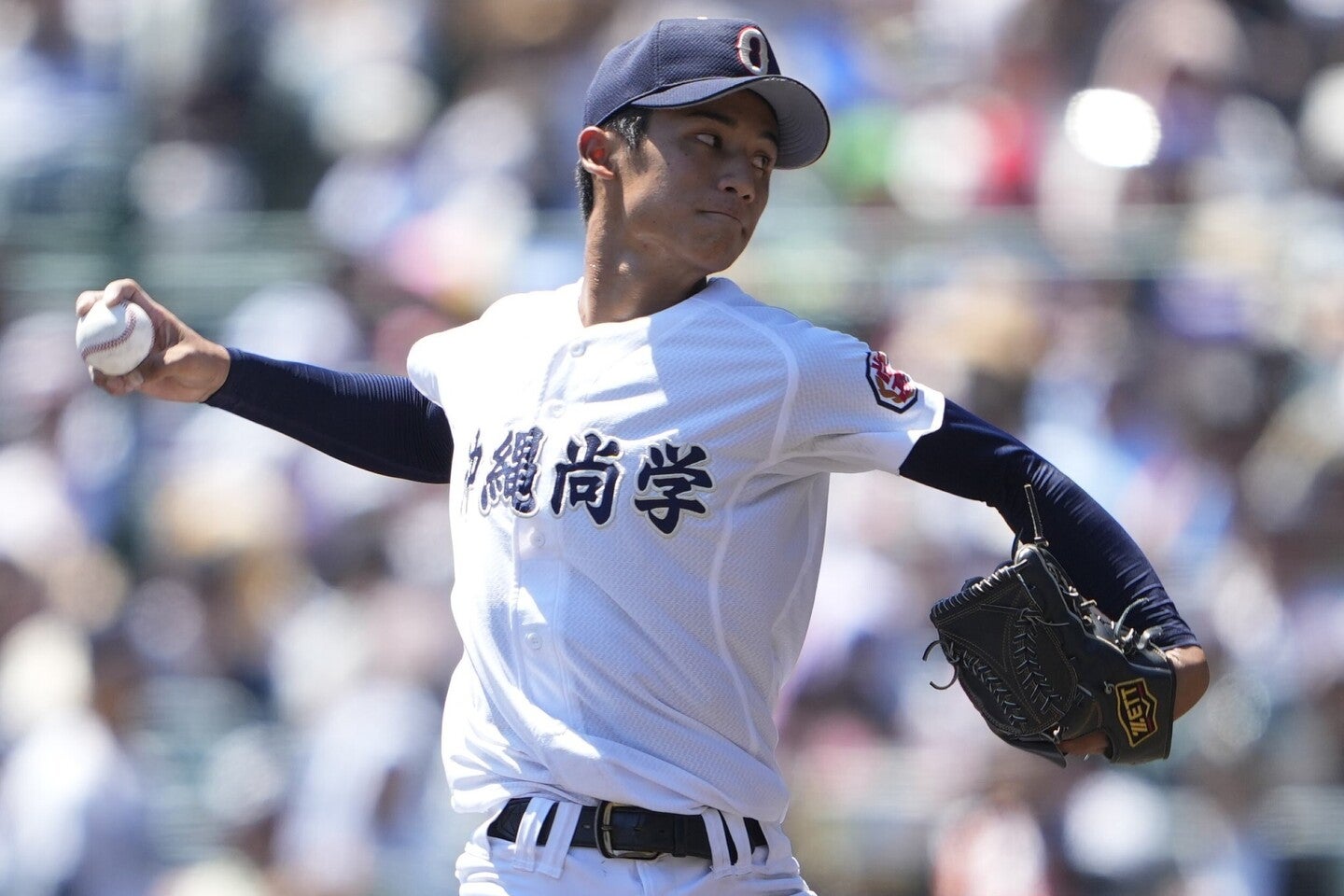 ２番手として登板した新垣は切れ味鋭いスライダーで山梨学院を封じ、勝利を呼び込んだ。写真：産経新聞社