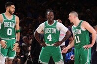 名ディフェンダーのホリデー(中央)が最も守るのに苦労したチームメイトとは？(C)Getty Images