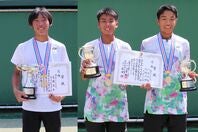 福岡県で開催された全国中学生テニス選手権大会は21日、個人戦の準決勝と決勝が行なわれ、男子シングルスは遠藤栞吾（左）が、同ダブルスは川端琥南／北村斗輝（右側２名）が優勝した。写真：スマッシュ編集部