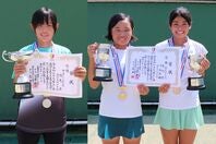 福岡県で開催された全国中学生テニス選手権大会は21日、個人戦の準決勝と決勝が行なわれ、女子シングルスは塩見渚（左）が、同ダブルスは川合奈緒／寺内慈（左側２名）が優勝した。写真：スマッシュ編集部