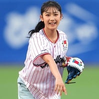 神宮球場で始球式の大役を務めた藤本唯千夏さん。写真：産経新聞社
