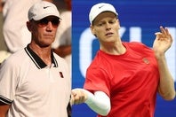 前哨戦のシンシナティ大会決勝で体調不良により途中棄権したシナー（右）。コーチのケーヒル氏（左）が全米直前の回復状況を明かした。（C）Getty Images