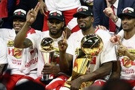 2019年に初のNBA制覇を遂げたラプターズ。しかしシーズン終了後、エースのレナード(左から２番目)はチームを去った。(C)Getty Images