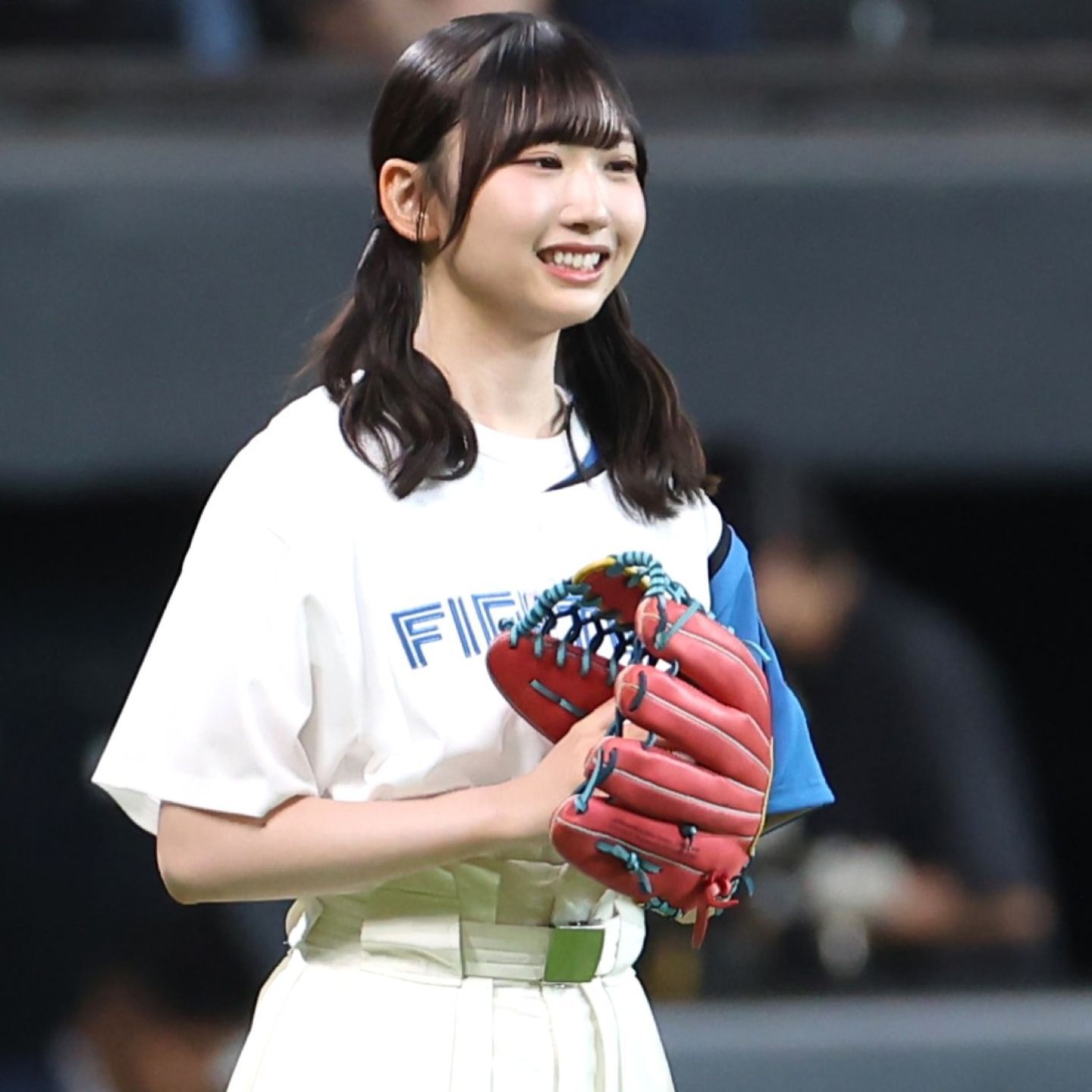 １年前のリベンジを果たした藤嶌さん。始球式＆きつねダンスでエスコンを大いに盛り上げた。写真：産経新聞社