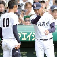 沖縄尚学を初の甲子園制覇へと導いた比嘉監督（右）。試合後は県民の熱いサポートへの感謝を口にした。写真：スポーツ報知/アフロ