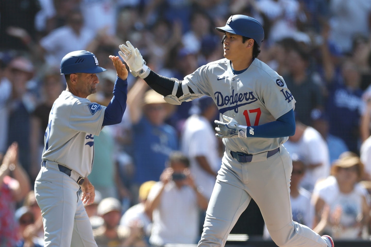 大谷が９回に45号HR。このあと敵ファンとタッチする場面があった。(C)Getty Images