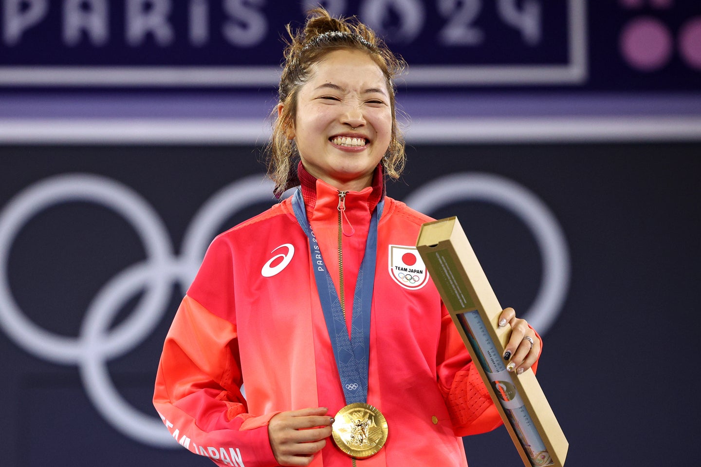 東京ドームで始球式の大役を務めたブレイキン女子・金メダリストの湯浅。写真：Getty Images